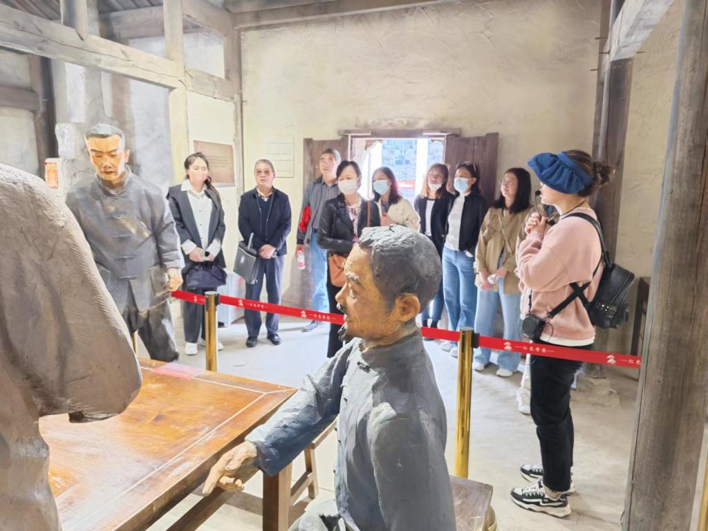 江蘇專接本網(wǎng)專接本組織教職工走進(jìn)紅色李巷開展實踐學(xué)習(xí)